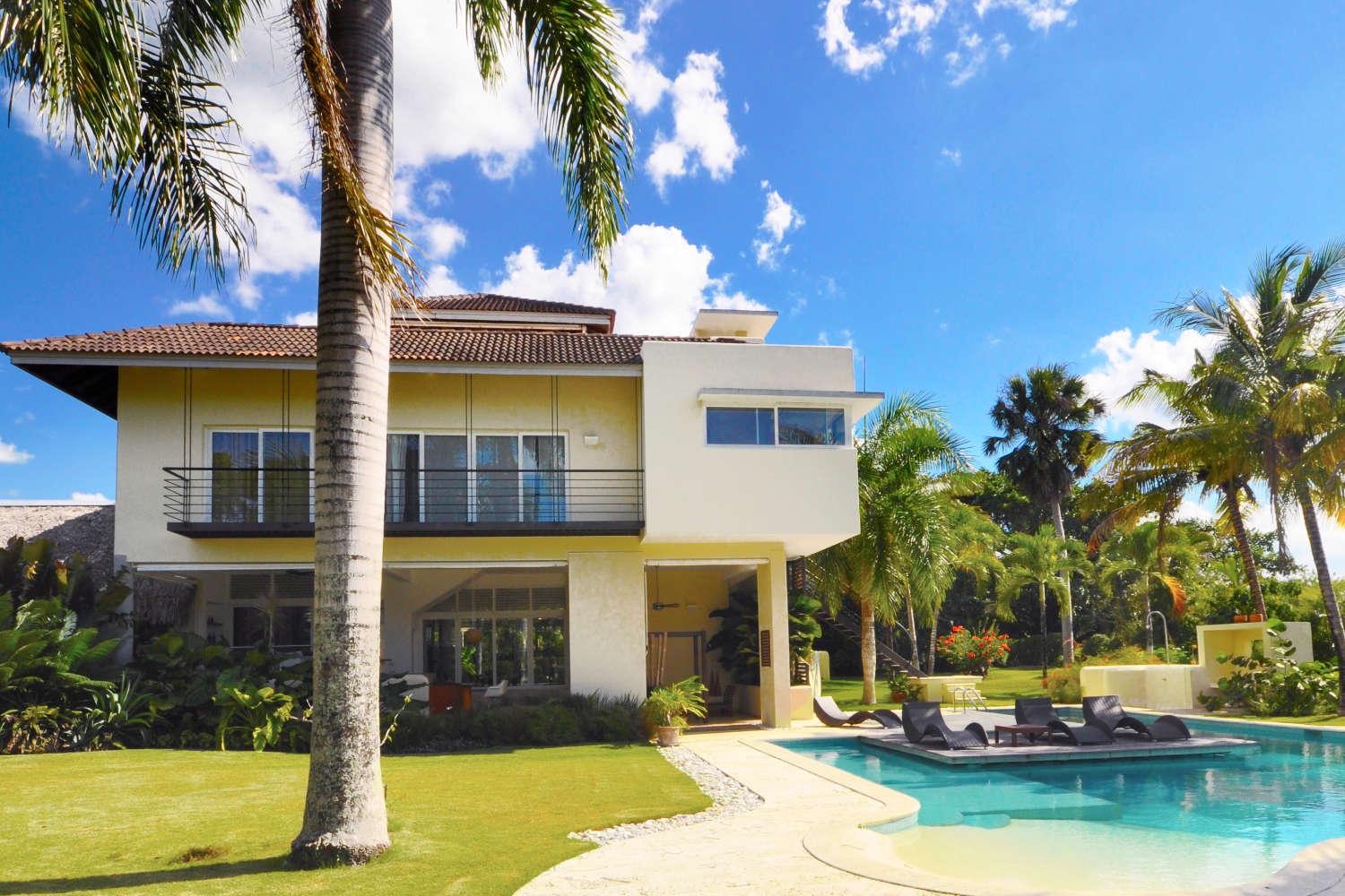 SHR118 villa terrace overlooking gardens